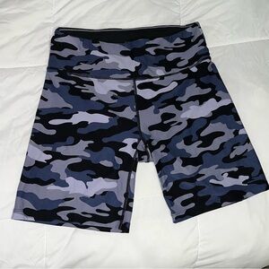 Calvin Klein Performance Camo Biker Shorts  High Rise Gym Size Large Like New